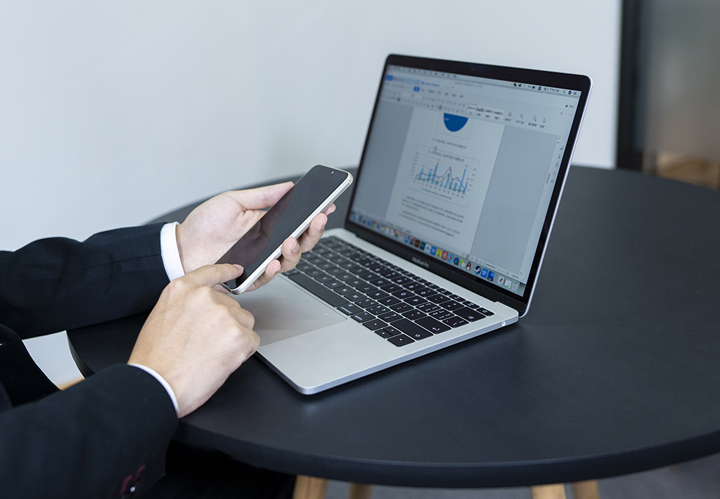 千庫網(wǎng)_商務辦公白領查閱資料攝影圖_攝影圖編號80096 千庫網(wǎng)_商務辦公白領查閱資料攝影圖_攝影圖編號80096